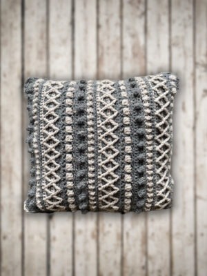 Corneeltje Wol - HAAKPAKKET KUSSEN 'VARIA' GRIJS&NATUREL. Haakpakket - Kussen 'Varia' Grijs & Naturel