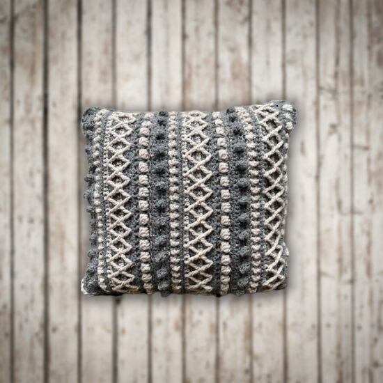 Corneeltje Wol - HAAKPAKKET KUSSEN 'VARIA' GRIJS&NATUREL. Haakpakket - Kussen 'Varia' Grijs & Naturel