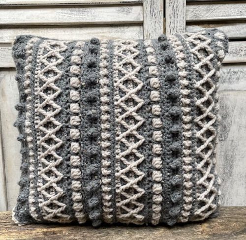 Corneeltje Wol - HAAKPAKKET KUSSEN 'VARIA' GRIJS&NATUREL. Haakpakket - Kussen 'Varia' Grijs & Naturel