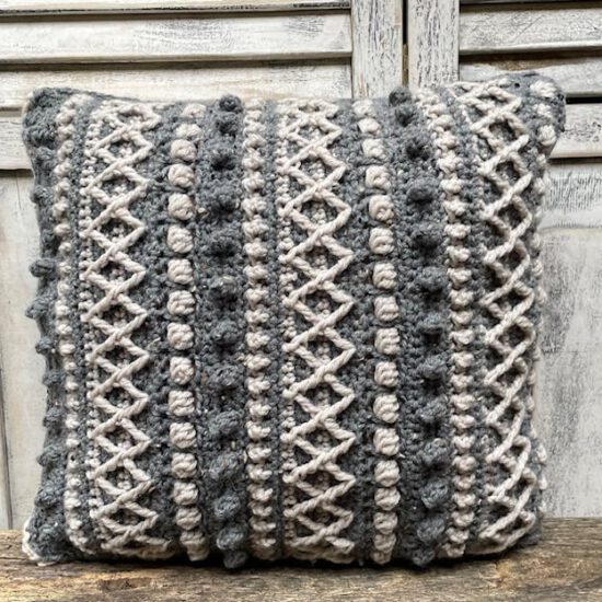 Corneeltje Wol - HAAKPAKKET KUSSEN 'VARIA' GRIJS&NATUREL. Haakpakket - Kussen 'Varia' Grijs & Naturel