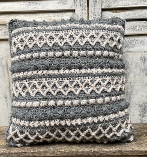 Corneeltje Wol HAAKPAKKET KUSSEN 'VARIA' GRIJS&NATUREL. 1 Haakpakket - Kussen 'Varia' Grijs & Naturel