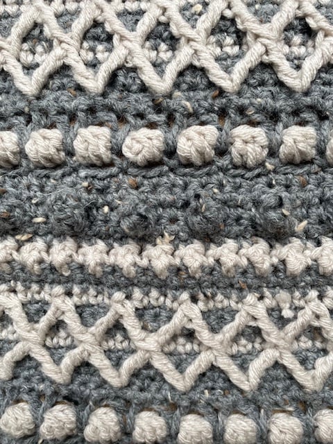 Corneeltje Wol - HAAKPAKKET KUSSEN 'VARIA' GRIJS&NATUREL. 2 Haakpakket - Kussen 'Varia' Grijs & Naturel