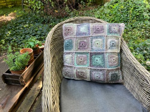 Corneeltje Wol - Solid Square kussen De box Haakpakket - Solid Square kussen - Stoer & Stijlvol 64