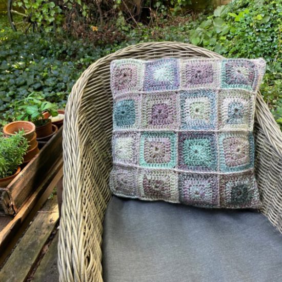 Corneeltje Wol - Solid Square kussen De box Haakpakket - Solid Square kussen - Stoer & Stijlvol 64