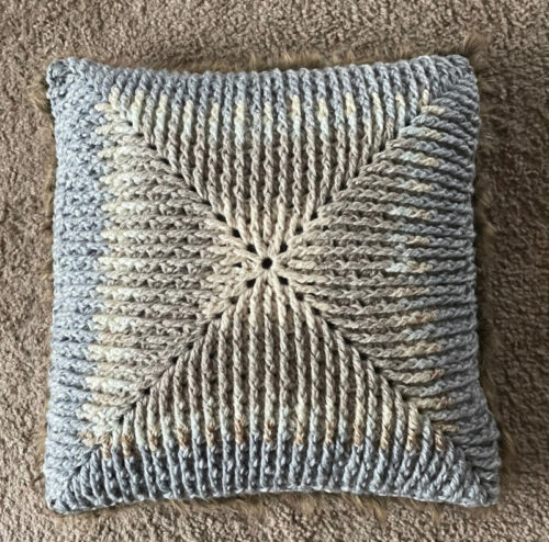 Corneeltje Wol - reliëf 1 Haakpakket kussen Relïef