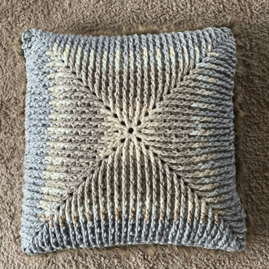 Corneeltje Wol - reliëf 1 Haakpakket kussen Relïef