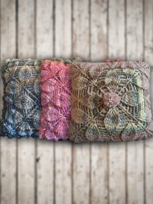 KUSSEN 3D BLAD-MOTIEF ROZE-HAAKPAKKET cover foto Haakpakket - Kussen 3D blad / motief (Meerdere kleuren)