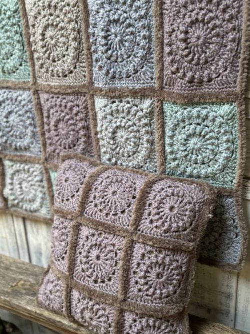 Corneeltje Wol - Frozen colors kussen 5 Haakpakket - Frozen kussen - Stoer & Stijlvol 64