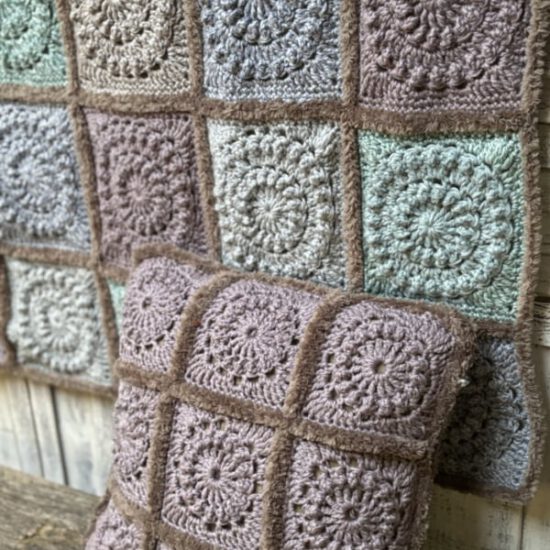 Corneeltje Wol - Frozen colors kussen 5 Haakpakket - Frozen kussen - Stoer & Stijlvol 64