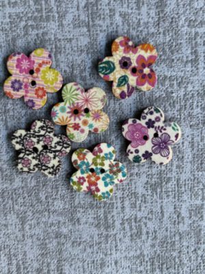 Corneeltje Wol - Houten bloemen knopen deco print Knopen - Houten bloemen knopen deco print (6 stuks) Ø 2 cm
