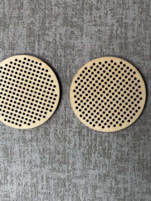 Corneeltje Wol - Houten borduur emblemen Houten Borduur emblemen 6,5 cm (2 stuks)