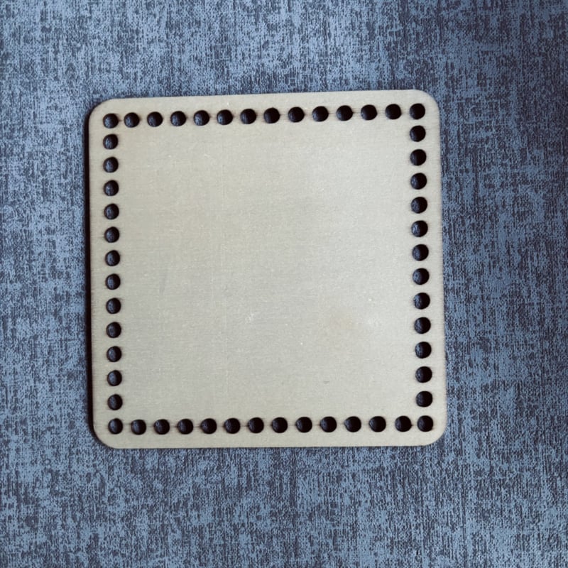 Corneeltje Wol - Houten vierkant 15 cm Houten Vierkant 15 cm - 52 boorgaten (1 stuk)