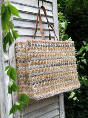 Corneeltje Wol- In je nopjes tas Haakpakket - Tas In je Nopjes - Naturel met fluffy - Stoer en Stijlvol 64