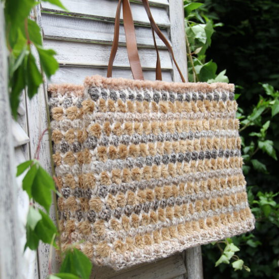 Corneeltje Wol- In je nopjes tas Haakpakket - Tas In je Nopjes - Naturel met fluffy - Stoer en Stijlvol 64