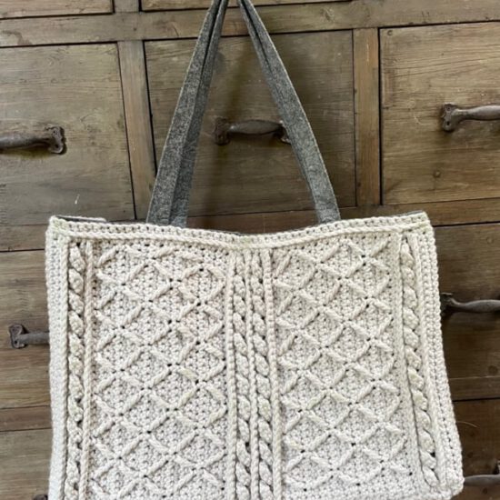 Corneeltje Wol - Irish Vilt Haakpakket - Tas Irish Jute of Vilt