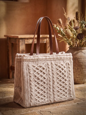 Corneeltje-Wol-Tas-Irish-Jute-1-sfeerfoto Haakpakket - Tas Irish Jute of Vilt
