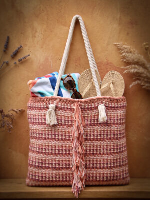 Corneeltje-Wol-Tas-Pink-moss-sfeerfoto Haakpakket - Tas Pink moss