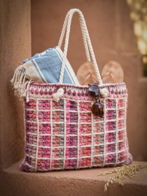 Corneeltje-Wol-Tas-Puff-block-MC-76- Sfeerfoto Haakpakket - Tas Pink Puff block MC 76