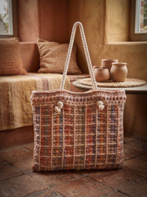 Corneeltje-Wol-Tas-Puff-block-MC-89-sfeerfoto Haakpakket - Tas Orange puff block MC 89