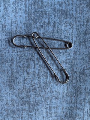 Corneeltje Wol - grote speld 7,5 cm Speld 7,cm (2 stuks)