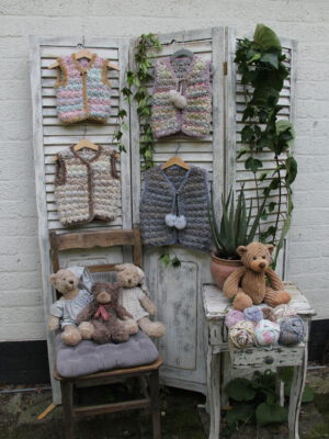 Corneeltje Wol - Kindervestjes Haakpakket - Kindervestjes