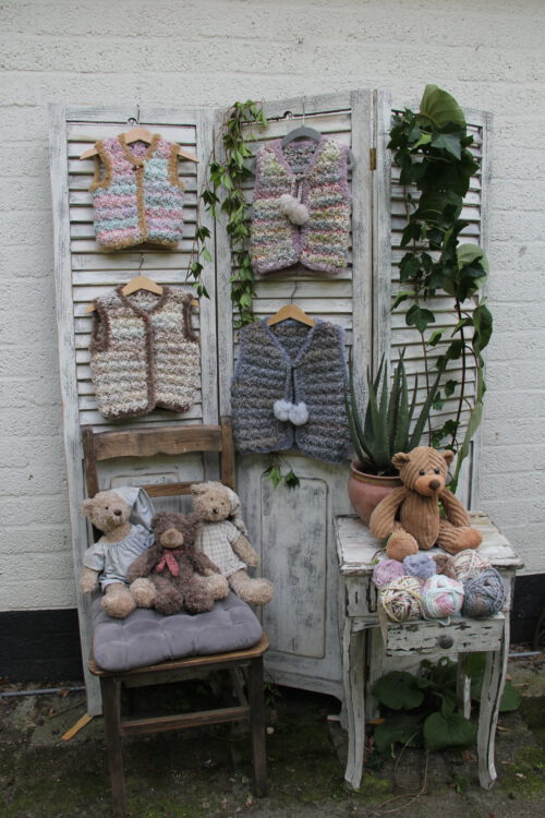 Corneeltje Wol - Kindervestjes Haakpakket - Kindervestjes