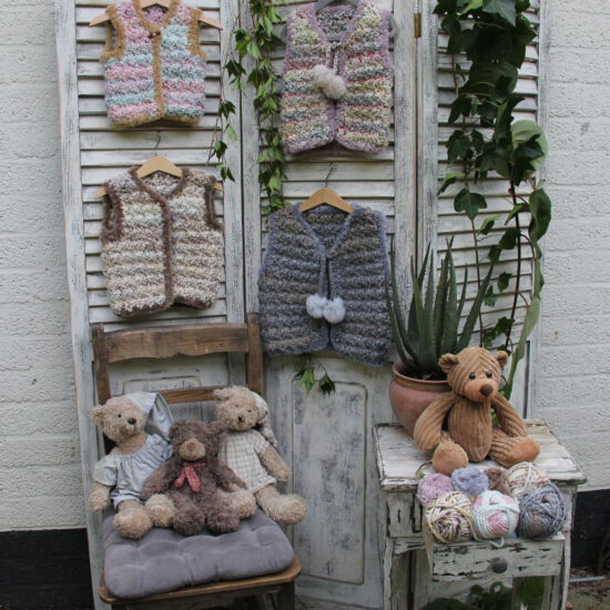 Corneeltje Wol - Kindervestjes Haakpakket - Kindervestjes