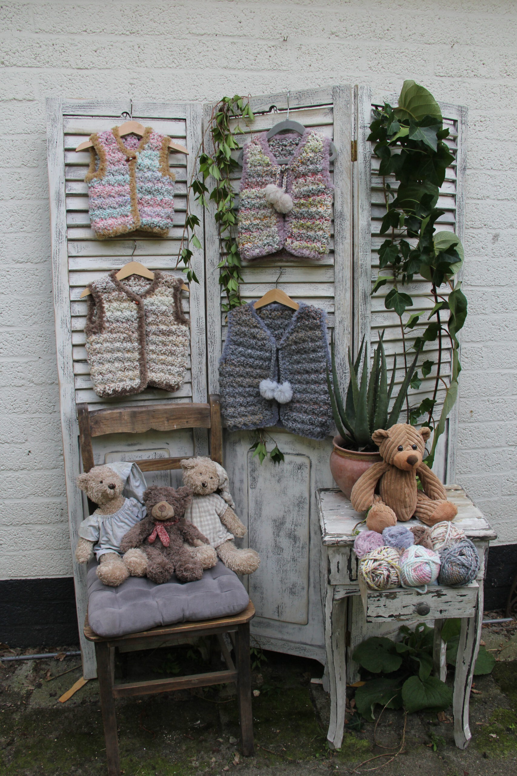 Corneeltje Wol - Kindervestjes Haakpakket - Kindervestjes