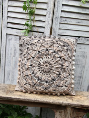 Corneeltje Wol - Mandala MC 9 Kussen Haakpakket - Kussen Mandala #MC 9