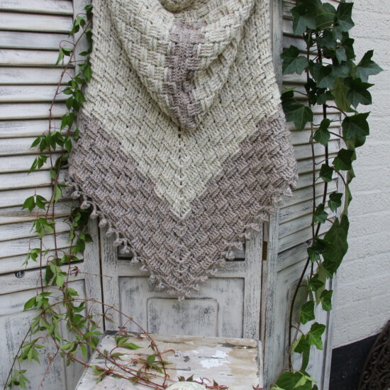 Corneeltje Wol - Omslag Stoer - mandsteek (achterkant) Haakpakket set - Stoere set! Omslag + capuchon + col + tas