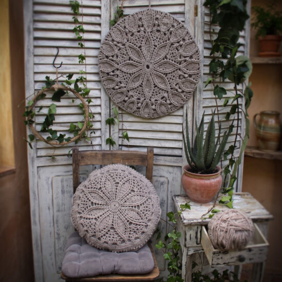 Corneeltje-Wol-Wanddeco-Set-kussen-sfeerfoto Haakpakket set - Wanddeco & kussen Naturel