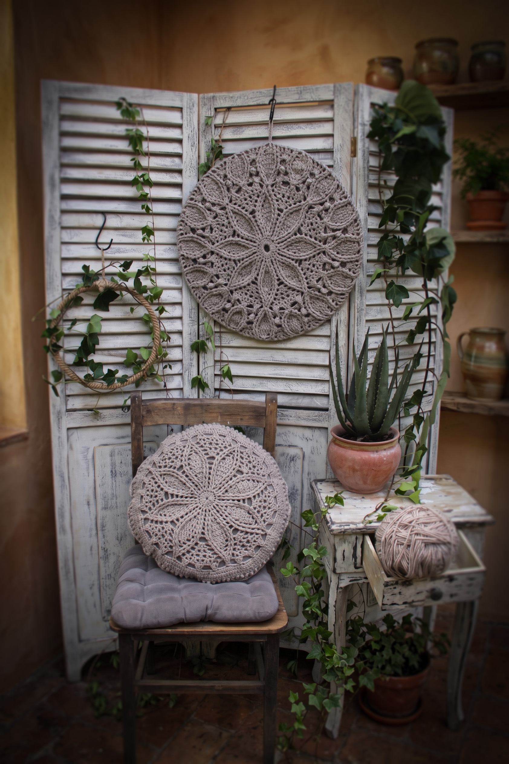Corneeltje-Wol-Wanddeco-Set-kussen-sfeerfoto Haakpakket set - Wanddeco & kussen Naturel