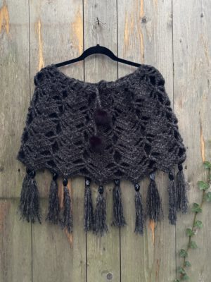 Corneeltje Wol - Korte poncho met franjes Corneeltje Wol - Korte poncho met franjes