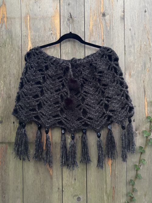 Corneeltje Wol - Korte poncho met franjes Corneeltje Wol - Korte poncho met franjes