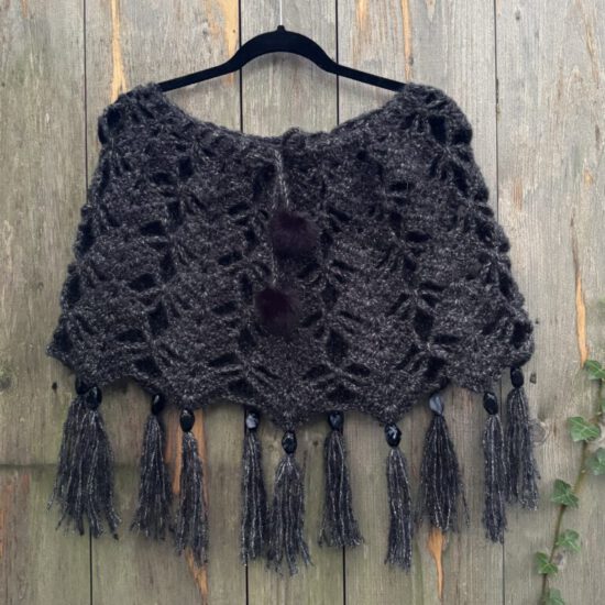 Corneeltje-Wol-Korte-poncho-met-franjes-768x1024 Haakpakket - Korte poncho met franjes