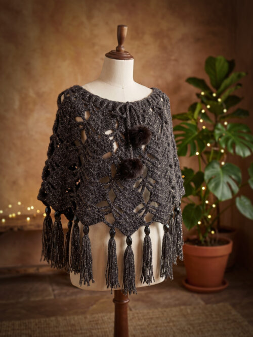 Corneeltje Wol - Korte poncho met franjes - Sfeerfoto Haakpakket - Korte poncho met franjes