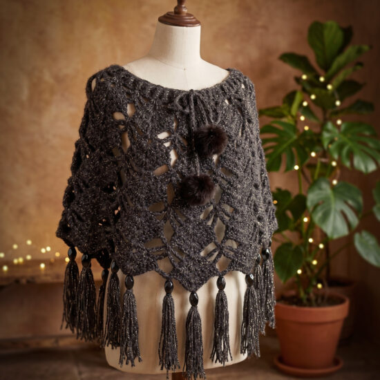 Corneeltje Wol - Korte poncho met franjes - Sfeerfoto Haakpakket - Korte poncho met franjes