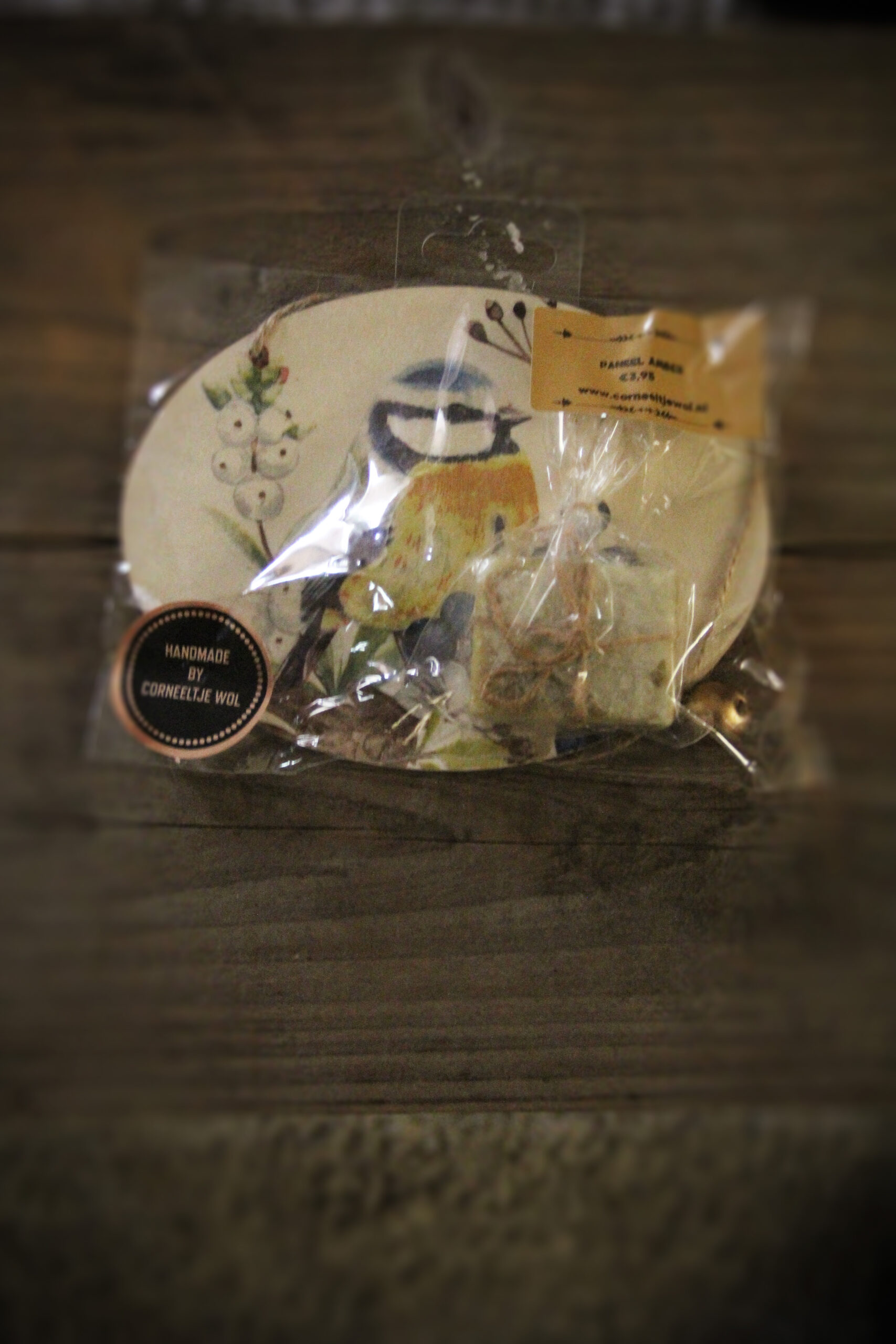 Kersthanger - Houten paneel met amberblokje (Koolmeesje)  - Kant & Klaar