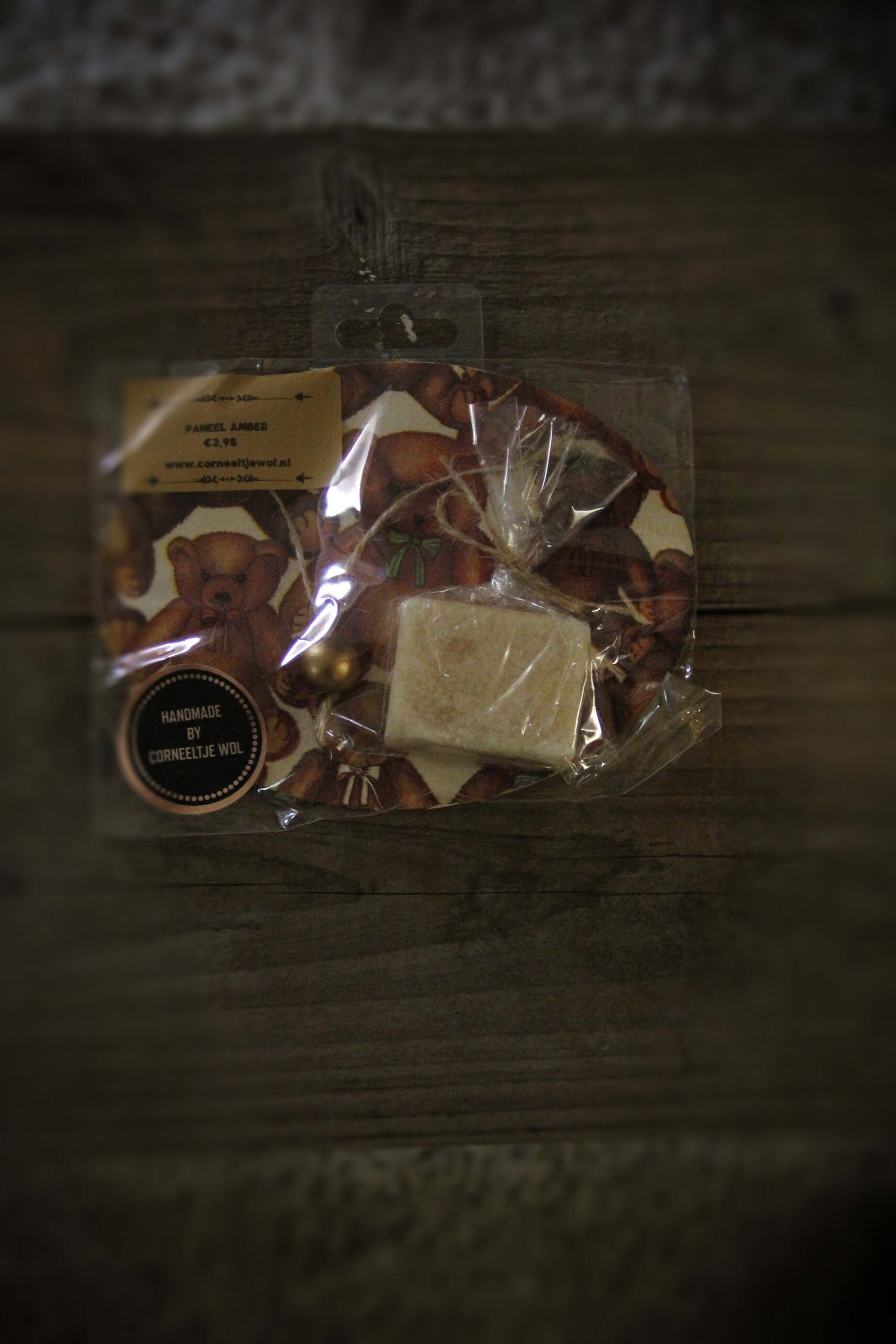 Kersthanger - Houten paneel met amberblokje (Beertjes)  - Kant & Klaar