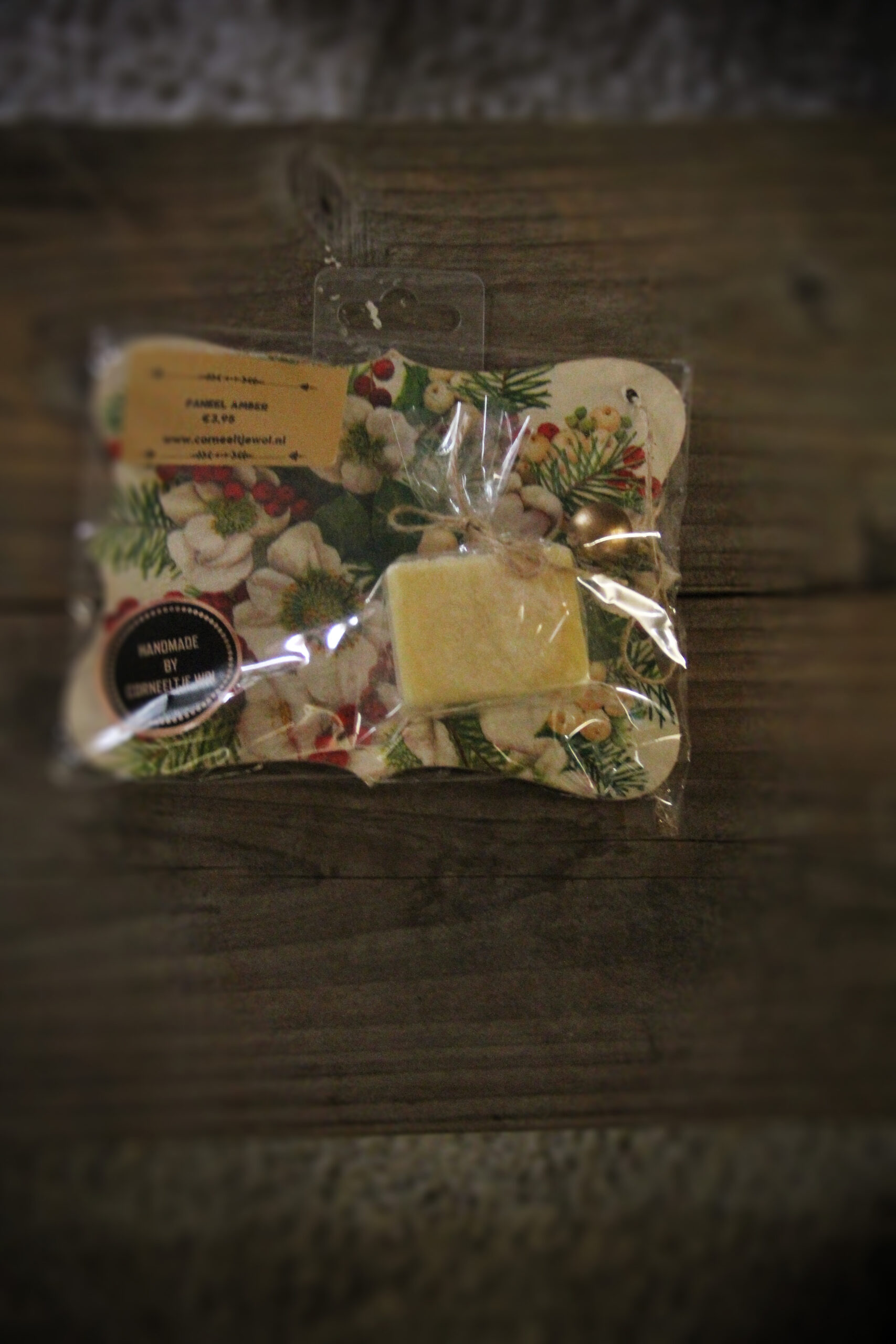 Kersthanger - Houten paneel met amberblokje (Kerstbloemen)  - Kant & Klaar