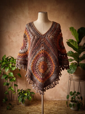 Corneeltje Wol - Poncho Cottagespun - Sfeerfoto Haakpakket - Circle Cottagespun Poncho