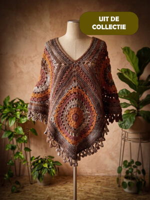 Corneeltje-Wol-Poncho-Cottagespun-Sfeerfoto-kant en klaar Circle Cottagespun Poncho - Kant & Klaar