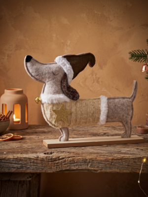 Eigenwijze (vilten) Kerstteckel op houten voet - Ties de Teckel - Lifestyle Product
