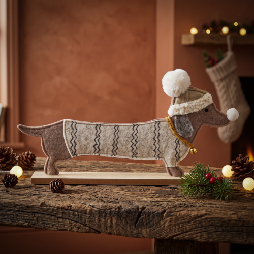 Corneeltje Wol - Vilten kerst teckel v2 - sfeerfoto Vilten Kerstteckel op houten voet - Ties de Teckel - Lifestyle Product